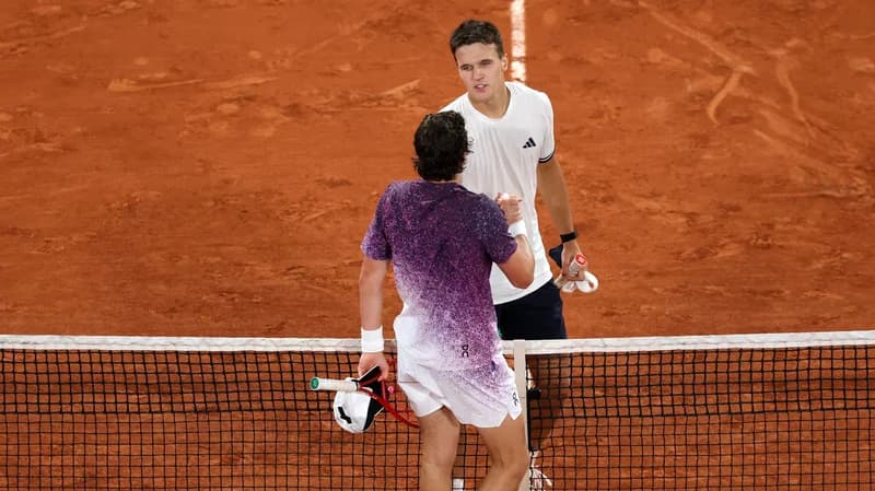 Jakub Mensik shakes hands with Joao Fonseca
