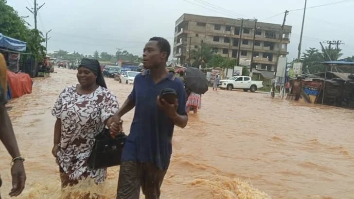 Cape Coast: Toddler and 2 others confirmed dead, 2 injured as rain induced mudslide destroys homes