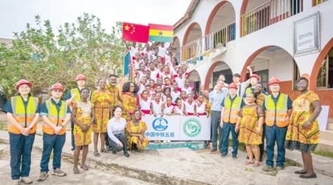 The engineers of CR5 with teachers and students of the school