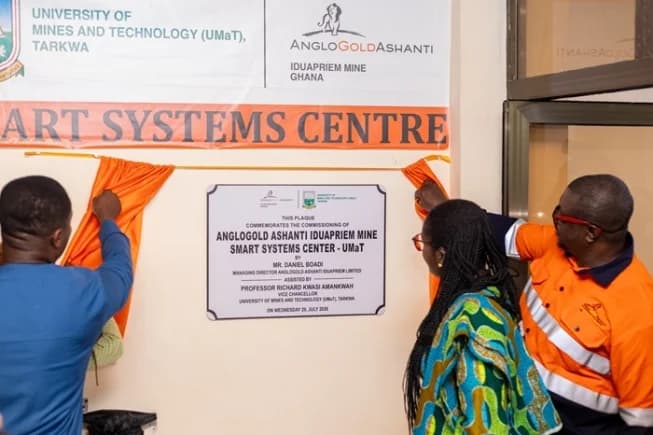 Mr Daniel Boadi, Managing Director of AngloGold Ashanti Iduapriem Mine, and Professor Grace Ofori-Sarpong Akuffo, Pro-Vice-Chancellor of UMaT, unveil the plaque to commission the AngloGold Ashanti Iduapriem Smart Systems Centre in Tarkwa.