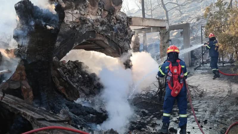 Two Dead and Hundreds Evacuated as Twin Wildfires Ravage Greek Island of Salamina