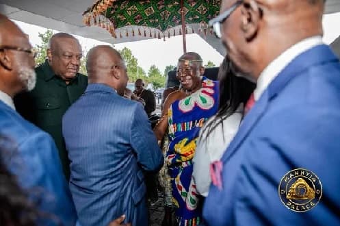 Sampson Ahi, Deputy Minister of Trade, Agribusiness and Industry interacting with Asantehene, Otumfuo Osei Tutu II, who graced the summit while others look on