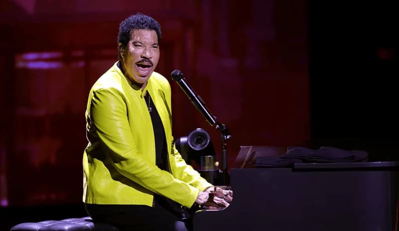 Lionel Richie Hospitalized in St. Louis for Evaluation After Performance Difficulties