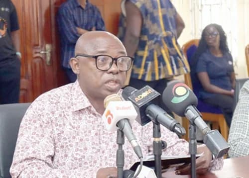 Dr Yaw Danso Fenteng, Head of Technical Services of the Veterinary Services Directorate, addressing the media