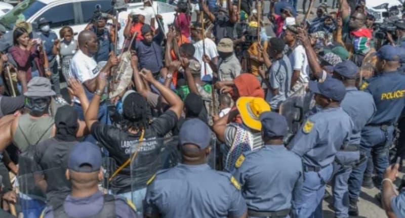 South Africa anti-migrant protests erupt over asylum application restart