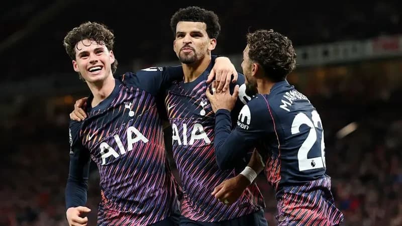 Dominic Solanke scores stoppage-time equaliser at Manchester United