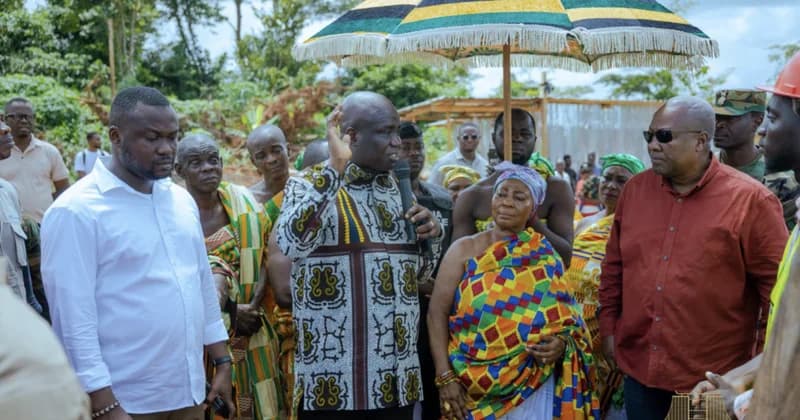 John Dramani Mahama inspects Asunafo North Farmers Services Centre