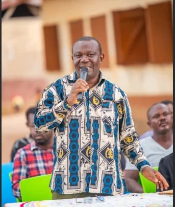 Emmanuel Kwasi Bedzrah distributes 5,000 bags of fertiliser to Ho West farmers