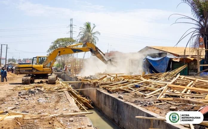 AMA clears rebuilt unauthorised wooden structures at Kofikrom