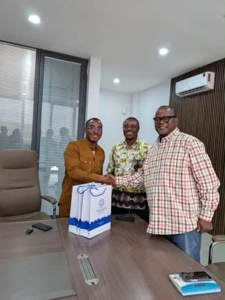 Reg Chief Manager presenting souvenirs to a loyal major customer(UPSA)