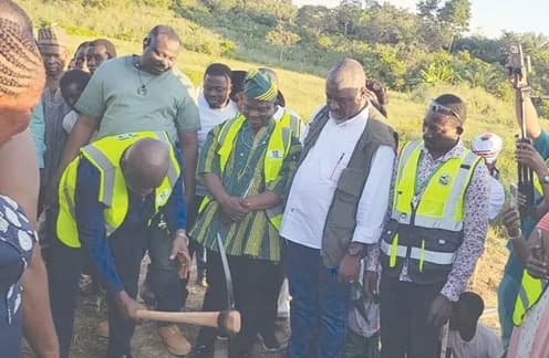 Eric Opoku, Minister of Food and Agriculture, cutting the sod for the project while Mba Zechariah Alenbilla (3rd from right), DCE for Atwima Nwabiagya North, and others look on