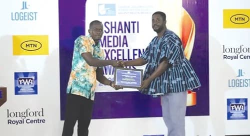 Kofi Amoako Gyampah (left), an Assistant Manager, Right to Information Commission, Ashanti Region, presenting the award to Gilbert Mawuli Agbey (right), a reporter with the Daily Graphic Pictures: EMMANUEL BAAH